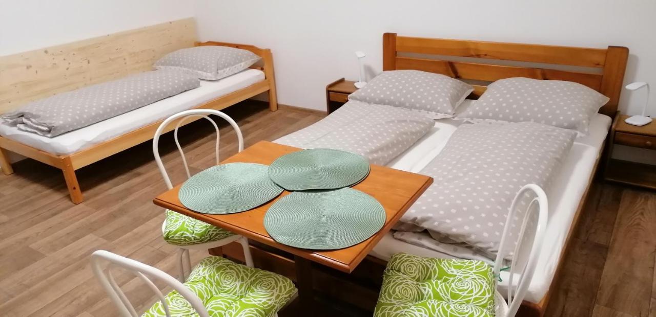 Booking Trzni Decin Bagian luar foto